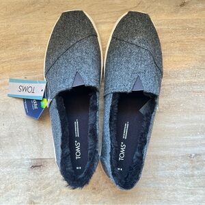 NWT/Toms Insulated/fur Shoes for Ladies Size 8